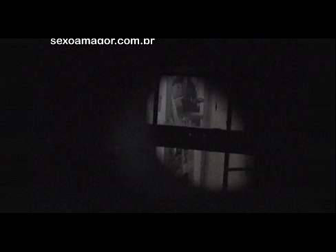 ❤️ Blondie ezkutuan grabatzen du auzoko voyeur batek adreilu hutsen atzean ezkutatuta ❌ Porno vk gugan ❌